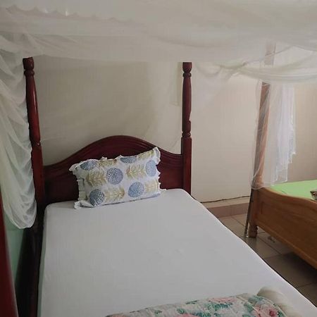 NEW AFRICAN VILLAGE Entebbe Bagian luar foto